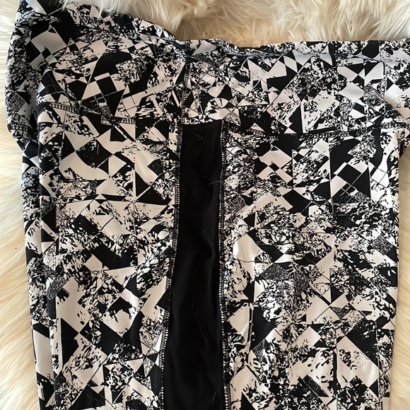 Geometric print active capris - Picture 4 of 5